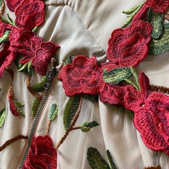 LAST CHANCE: Alice + Olivia Embroidered Red Floral V-Neck Gown - Size 0 - Picture 13 of 16